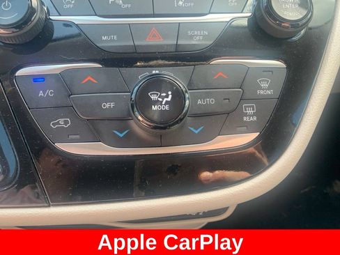 Used 2024 Chrysler Pacifica Touring-L FWD image 21