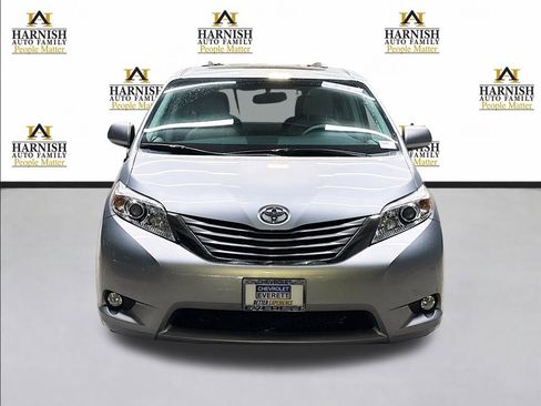 Used 2013 Toyota Sienna XLE image 2