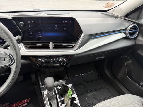 Used 2025 Chevrolet Trax LT FWD image 22