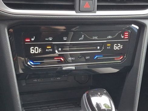 Used 2025 Volkswagen Taos SE image 15