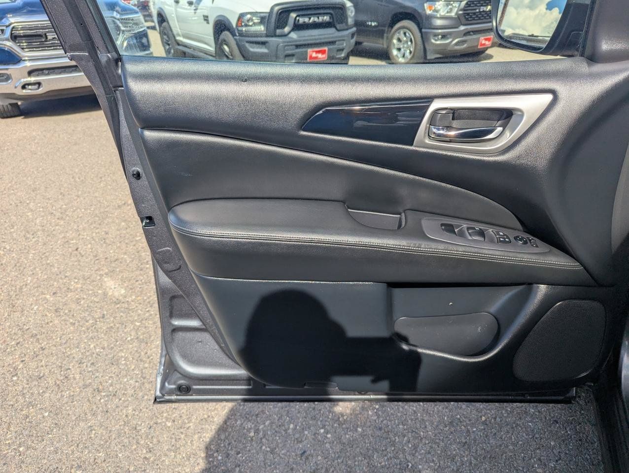 Used 2018 Nissan Pathfinder S AWD/4WD image 9