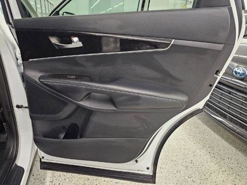 Used 2017 Kia Sorento LX w/ LX Convenience Package image 28