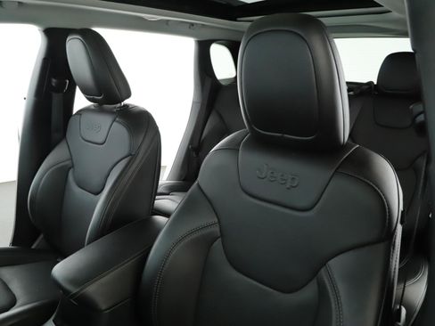 Used 2022 Jeep Cherokee Limited AWD/4WD image 4