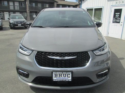 Used 2025 Chrysler Pacifica Select FWD image 2