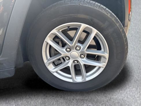 Used 2024 Jeep Grand Cherokee L Laredo image 4