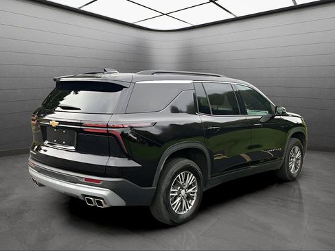 Used 2025 Chevrolet Traverse LT FWD image 6