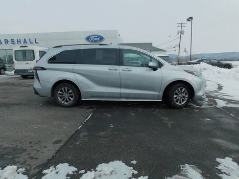 Used 2024 Toyota Sienna XLE image 10