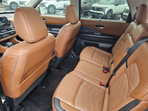 Used 2023 Nissan Pathfinder Platinum w/ Lighting Package (N93) image 16