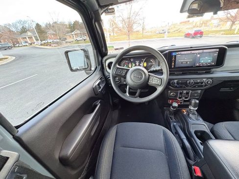 Used 2024 Jeep Wrangler Unlimited image 21