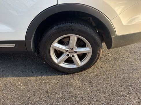 Used 2016 Ford Explorer XLT w/ Equipment Group 201A image 10