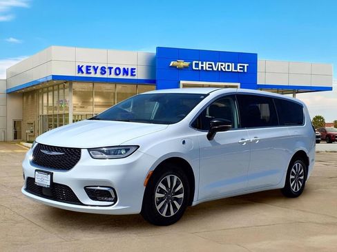 Used 2024 Chrysler Pacifica Select FWD image 3