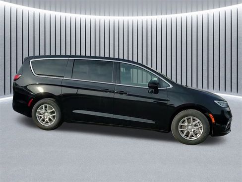 New 2026 Chrysler Pacifica Select image 4