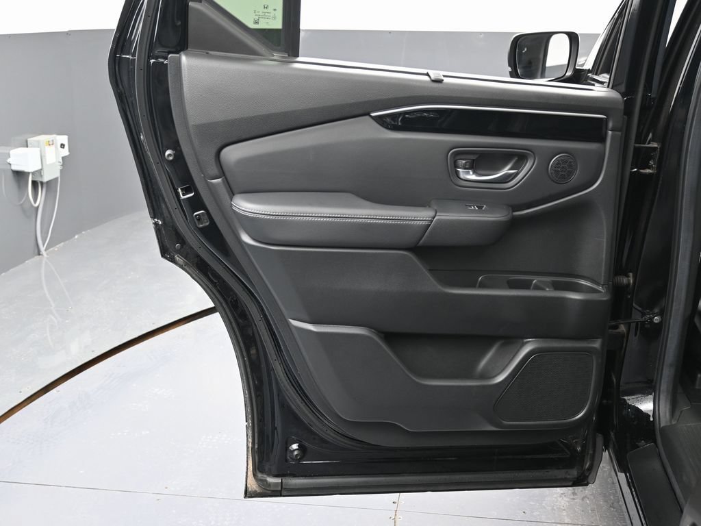 Used 2025 Honda Pilot EX-L image 32