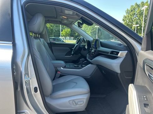 Used 2024 Toyota Highlander XLE FWD image 19