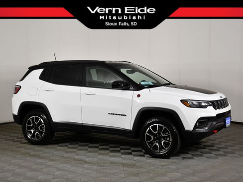 Used 2024 Jeep Compass Trailhawk w/ Trailhawk Convenience Group AWD/4WD image 1
