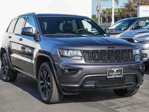 Used 2017 Jeep Grand Cherokee Altitude image 3