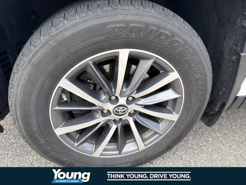 Used 2019 Toyota Highlander XLE AWD/4WD image 16
