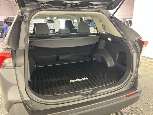 Used 2022 Toyota RAV4 LE AWD/4WD image 27