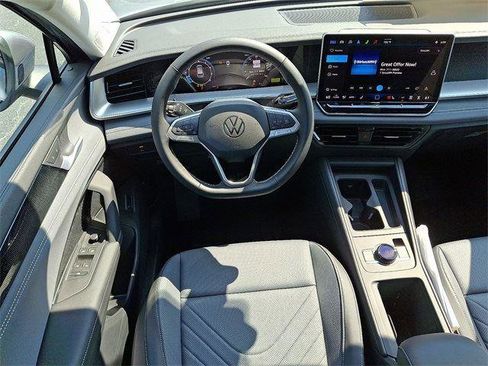 New 2025 Volkswagen Tiguan SE image 8
