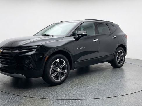 Used 2025 Chevrolet Blazer LT FWD image 3