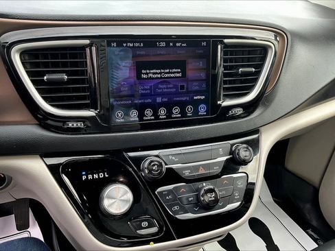 Used 2017 Chrysler Pacifica Touring-L image 9