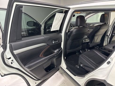 Used 2019 Toyota Highlander XLE image 27