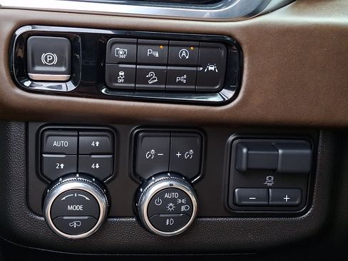 Used 2025 GMC Yukon Denali Ultimate AWD/4WD image 27