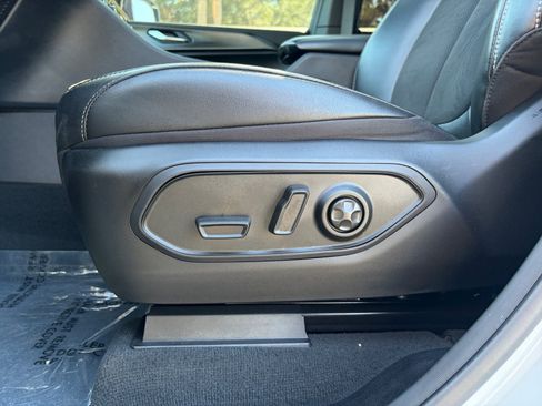 Used 2025 Jeep Grand Cherokee Altitude AWD/4WD image 15