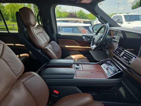 Used 2024 Lincoln Navigator L Reserve AWD/4WD image 4