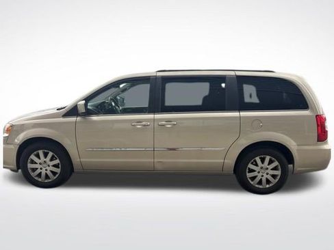 Used 2015 Chrysler Town & Country Touring FWD image 10