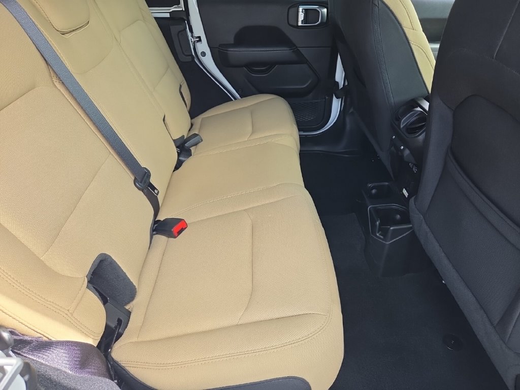 Used 2023 Jeep Wrangler Unlimited Sahara AWD/4WD image 17