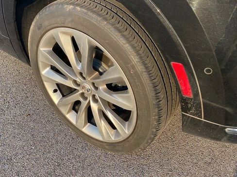 Used 2022 Buick Envision Avenir w/ Technology Package II image 9