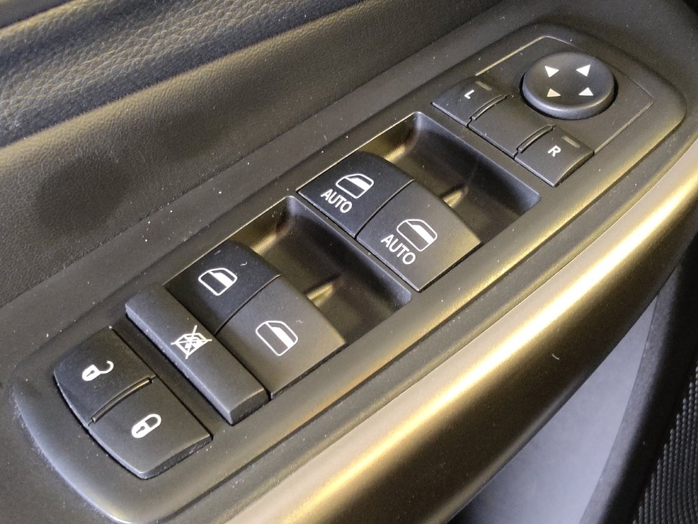 Used 2019 Jeep Cherokee Latitude Plus w/ Comfort/Convenience Group FWD image 27