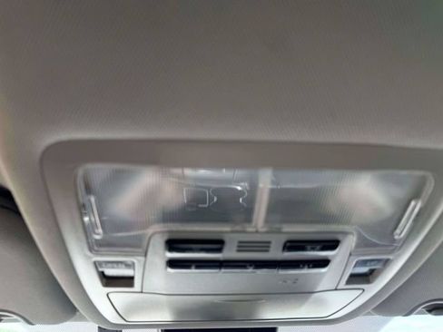 Used 2019 Toyota Highlander XLE AWD/4WD image 32