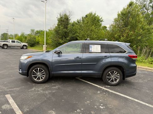 Used 2019 Toyota Highlander XLE AWD/4WD image 3