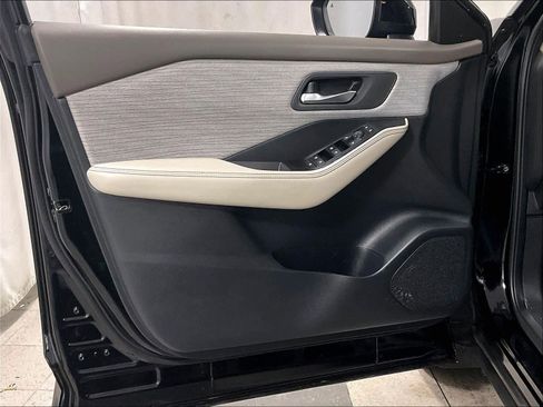 Used 2023 Nissan Rogue SV image 9