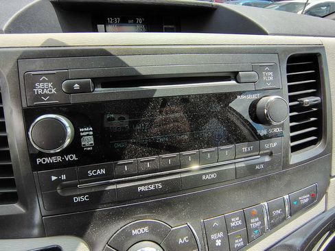 Used 2014 Toyota Sienna LE AWD/4WD image 16