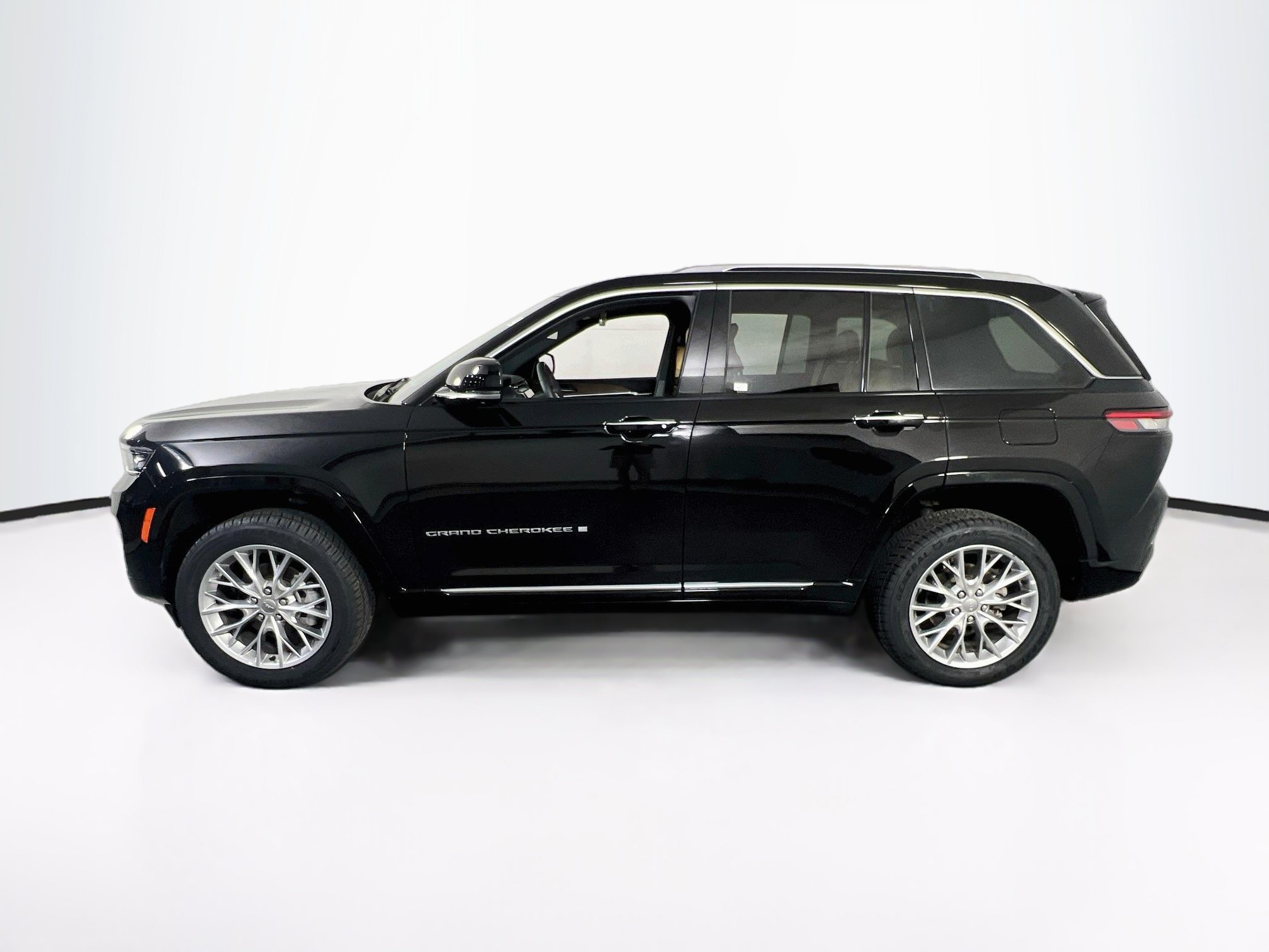 Used 2023 Jeep Grand Cherokee Summit w/ Adv Protech Group IV AWD/4WD image 8