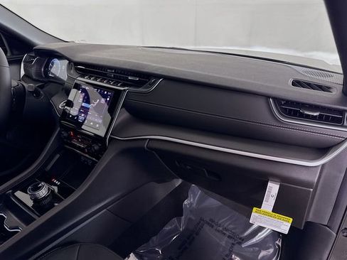 New 2025 Jeep Grand Cherokee Laredo w/ Luxury Tech Group I image 28