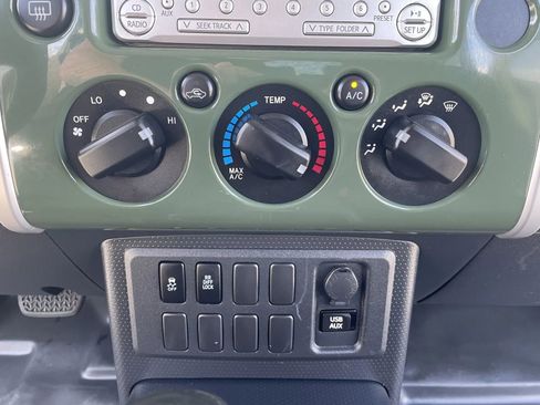 Used 2014 Toyota FJ Cruiser 2WD w/ Convenience Package image 29