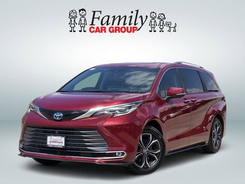 Used 2025 Toyota Sienna Platinum AWD/4WD image 1