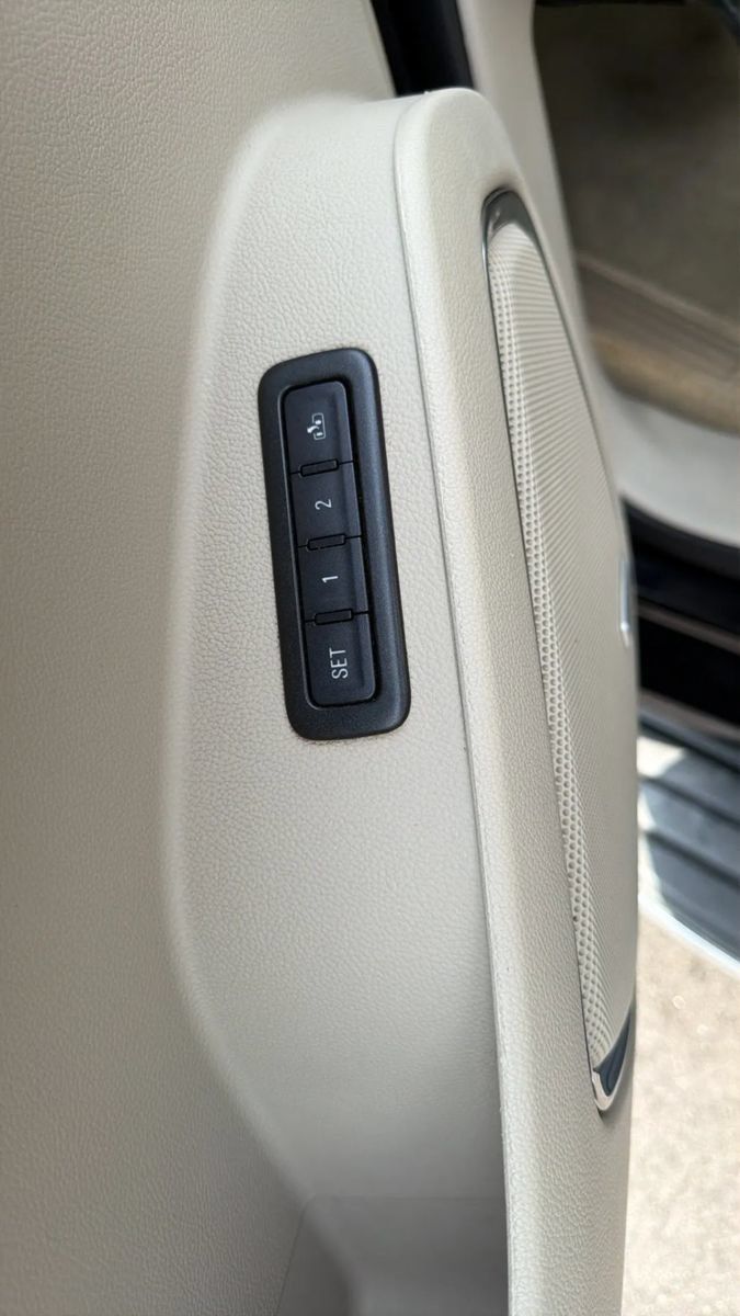 Used 2015 GMC Yukon Denali RWD image 16