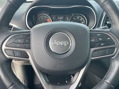 Used 2019 Jeep Cherokee Latitude Plus w/ Comfort/Convenience Group image 12