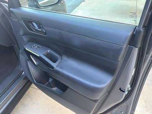 Used 2025 Nissan Pathfinder SV FWD image 15