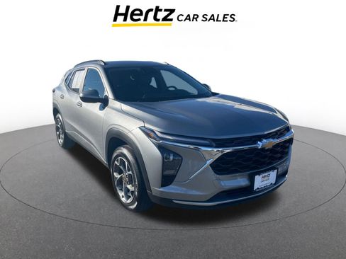 Used 2025 Chevrolet Trax LT image 1