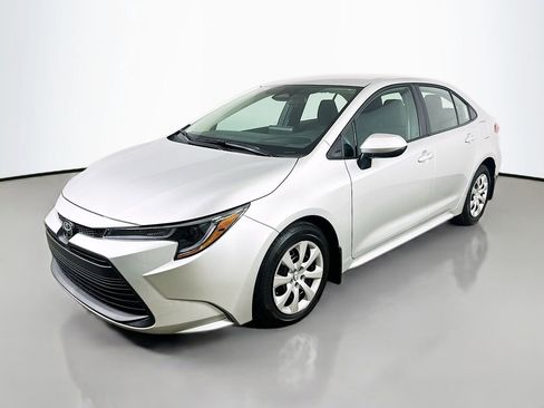 Used 2025 Toyota Corolla LE image 3