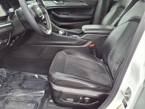 Used 2024 Jeep Grand Cherokee L Laredo image 16