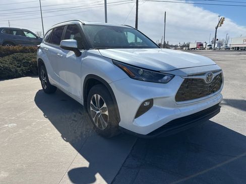 Used 2023 Toyota Highlander XLE image 3