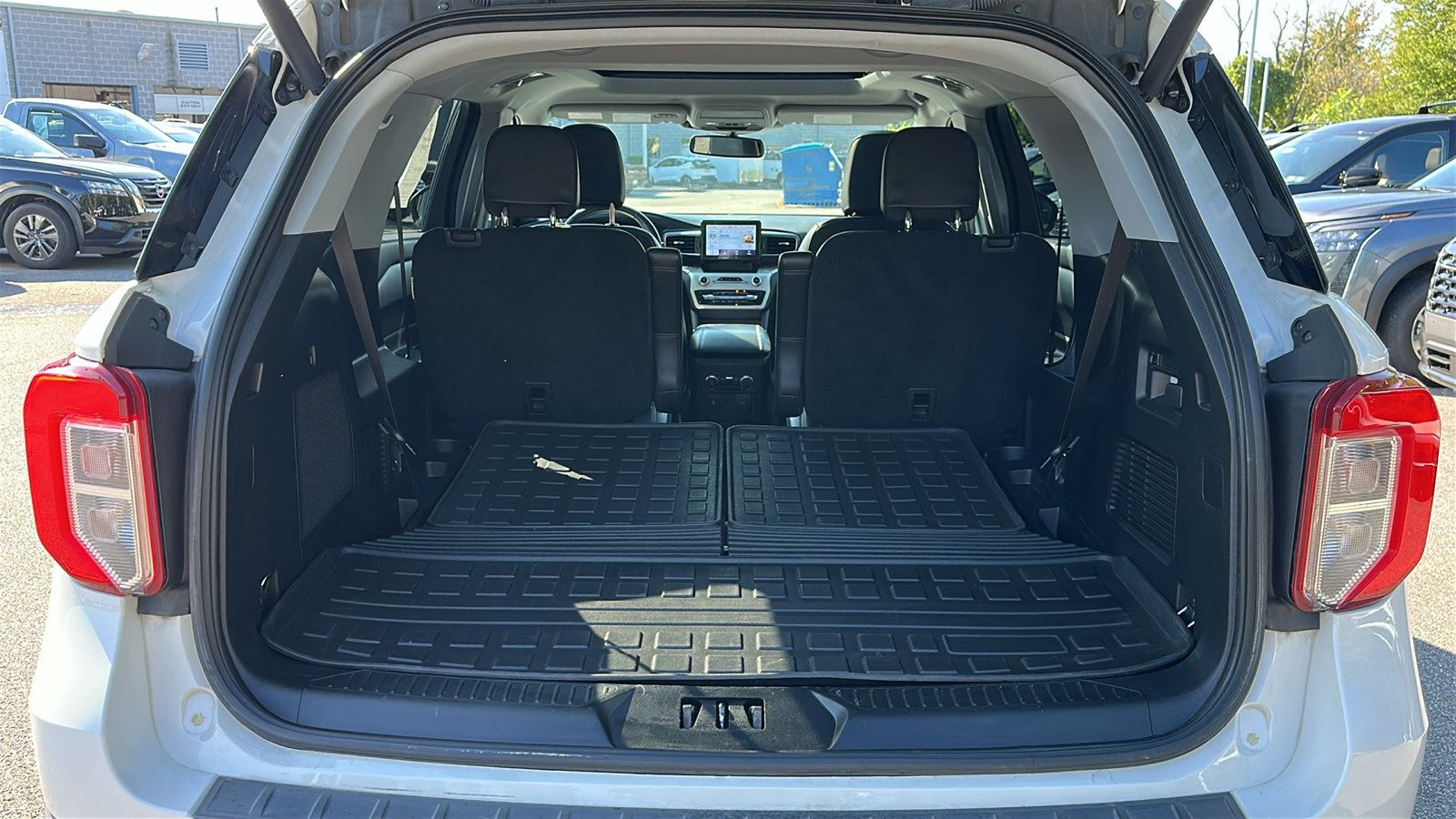 Used 2022 Ford Explorer XLT w/ Equipment Group 202A AWD/4WD image 8