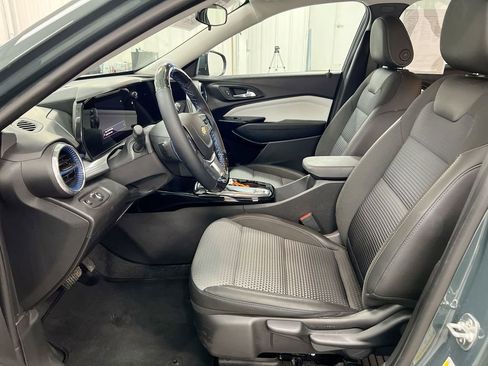 Used 2025 Chevrolet Trax LT w/ LT Convenience Package image 19